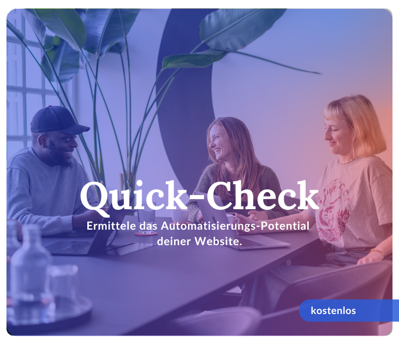 Drei Personen sitzen vor Laptops und lachen, darauf Schrift: Quick Check. Ermittele das Automatisierungs-Potential deiner Website. Kostenlos.